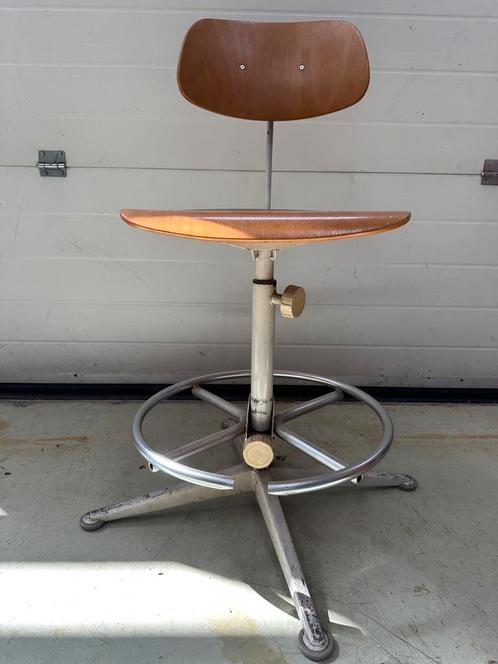 Ahrend werkstoel  Friso Kramer, industrieel designklassieker, Huis en Inrichting, Barkrukken, Zo goed als nieuw, Metaal, 1 kruk