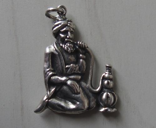 ZILVEREN HANGER: TURKSE MAN MET WATERPIJP, Sieraden, Tassen en Uiterlijk, Antieke sieraden, Hanger, Zilver, Verzenden