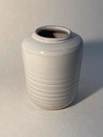 Vintage uitverkoop - Handgemaakt wit vaasje met ribbels, Wit, Aardewerk of Porselein, Ophalen of Verzenden, Zo goed als nieuw