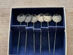 6 x vintage cocktailprikkers. Verzilverde cent juliana 1955., Ophalen