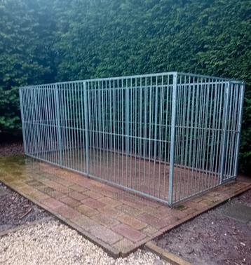 Grote hondekennel beschikbaar voor biedingen