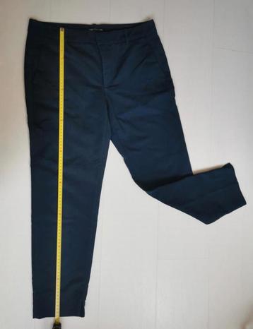 Nette donkerblauwe broek beschikbaar voor biedingen