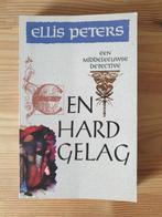 Boek - Ellis Peters - Een Hard Gelag, Boeken, Detectives, Gelezen, Ophalen of Verzenden