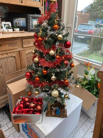 Versierde Kerstboom,lampjes,kerstal+ extra ballen beschikbaar voor biedingen