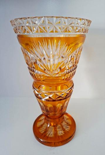 Amberkleurige glazen Vaas beschikbaar voor biedingen
