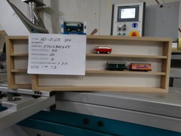 HO-E-GR-304: stofvrije vitrine, wandvitrine met railgroef. beschikbaar voor biedingen