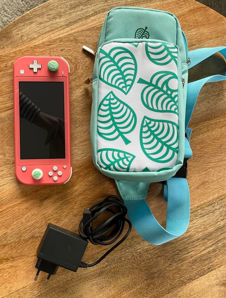 Nintendo Switch Lite coral + animal crossing accessoires, 1 speler, Ophalen of Verzenden, Zo goed als nieuw, Vanaf 3 jaar
