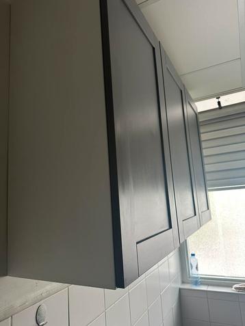ENHET ikea kasten. Kast met twee planken en grijze deuren.