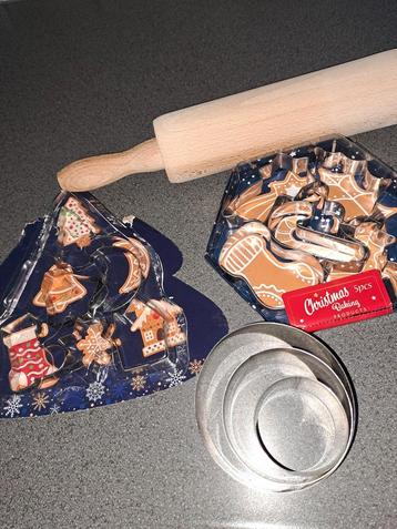 Kerstkoekjes bakken? Vormpjes + houten deegroller beschikbaar voor biedingen