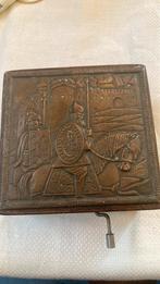 Speeldoos, bronzen plaque, Russische ruiters voor een stad., Ophalen of Verzenden, Zo goed als nieuw, Overige