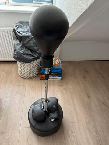 Kinder boksbal met handschoenen 4oz beschikbaar voor biedingen