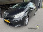 Toyota Yaris 1.3 VVT-i Now, Auto's, Toyota, Voorwielaandrijving, Euro 5, Stof, Gebruikt