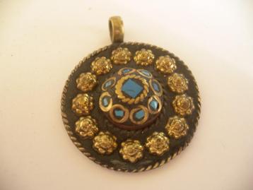 Een mooie Koperkleurige Hanger die met Turquoise ingelegd beschikbaar voor biedingen