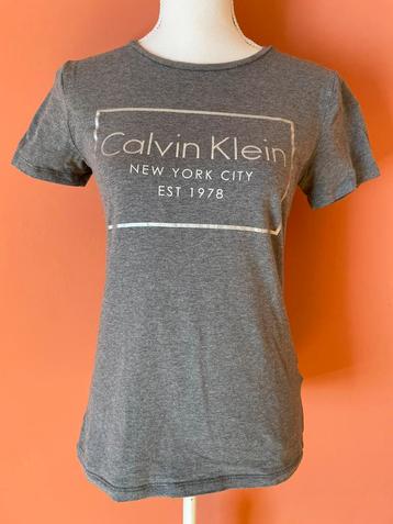 Calvin Klein grijs t-shirt met opdruk maat 36 beschikbaar voor biedingen