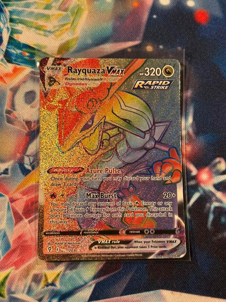Rayquaza Vmax Rainbow Secret Rare 217/203, Hobby en Vrije tijd, Verzamelkaartspellen | Pokémon, Nieuw, Losse kaart, Foil, Ophalen of Verzenden