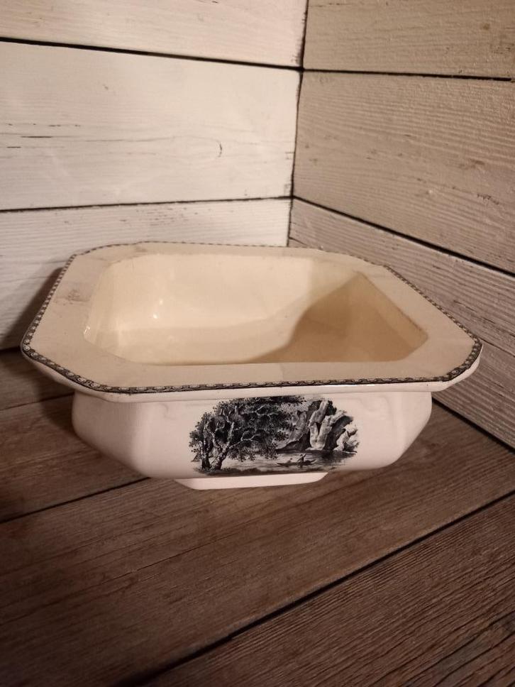 Société Céramique Maestricht, Landschap, serveerschaal., Antiek en Kunst, Antiek | Servies los, Ophalen of Verzenden