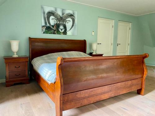 Kersenhout Tweepersoons  “Sleebed” Ledikant + 2 nachtkastjes, Huis en Inrichting, Slaapkamer | Bedden, Gebruikt, Tweepersoons