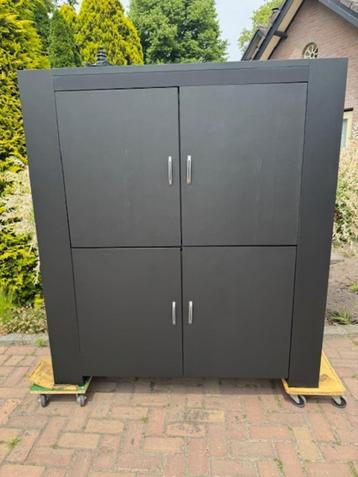 4 deurs geheel massief eiken kast mat zwart