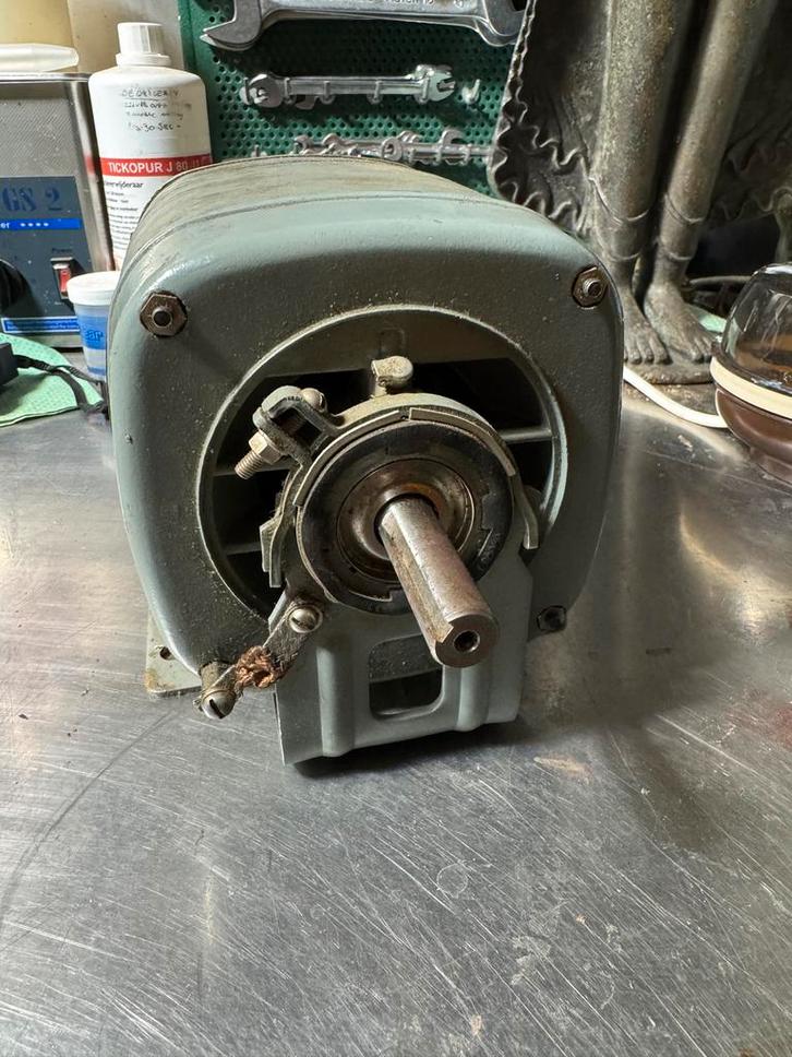Hoover Elektromotor - 16mm As - Nieuwstaat! . 220 volt, Doe-het-zelf en Verbouw, Motoren, Ophalen
