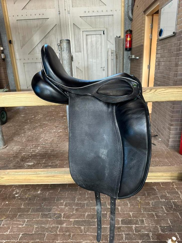 Hulsebos Balance 17.5 inch dressuurzadel, Dieren en Toebehoren, Paarden en Pony's | Zadels, Zo goed als nieuw, Dressuur, Ophalen