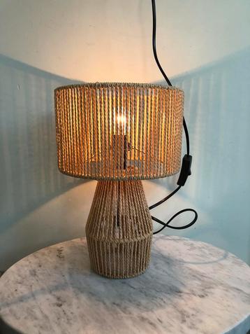 Trendy tafellamp van touw/jute, hoog 31 cm., z.g.a.n. beschikbaar voor biedingen