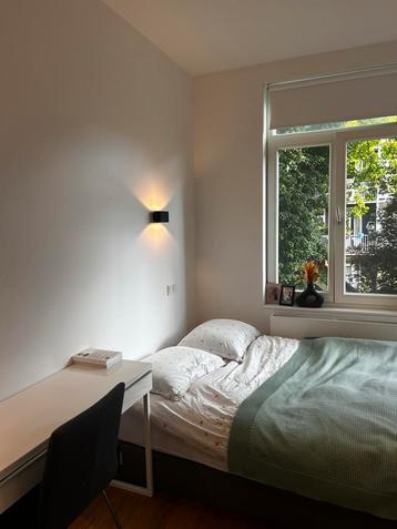 Smal bureau IKEA + stoel.