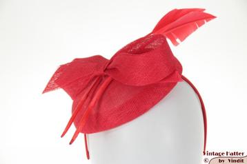 Disc Fascinator rood sisal sinamay met 2 veren nieuw 1 size beschikbaar voor biedingen