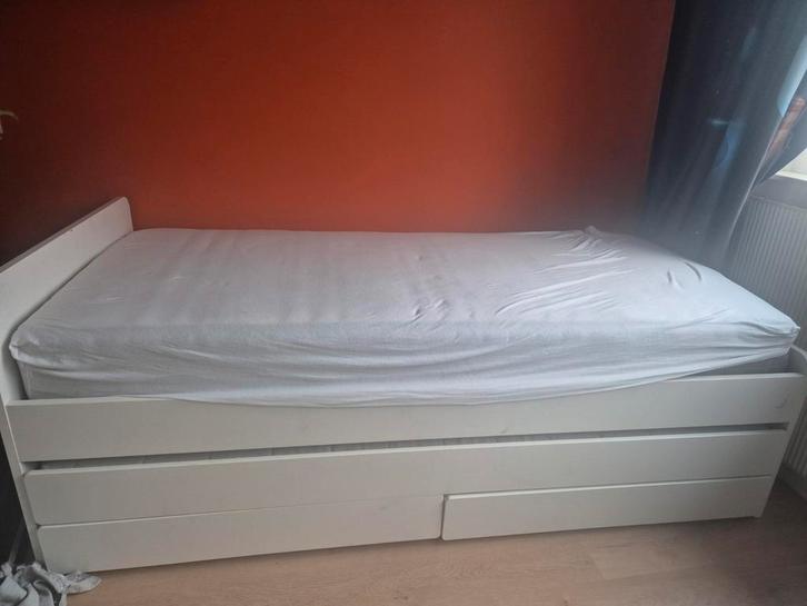 Ikea uitschuif bed, met 2 lades, Huis en Inrichting, Slaapkamer | Bedden, Gebruikt, Tweepersoons, 180 cm, Hout, Wit, Ophalen
