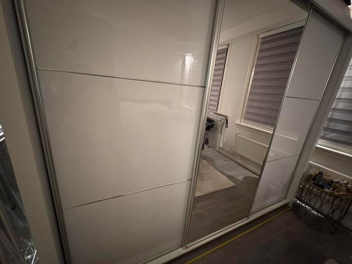 Kledingkast met spiegel in het midden, Huis en Inrichting, Kasten | Kledingkasten, Zo goed als nieuw, 200 cm of meer, 200 cm of meer