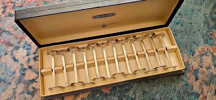 Messenlegger besteklegger Sola in casette, Antiek en Kunst, Antiek | Bestek, Ophalen of Verzenden