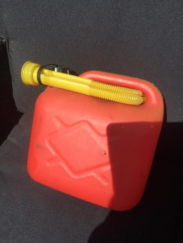 Jerrycan 5 liter met schenktuit en afsluitdop beschikbaar voor biedingen