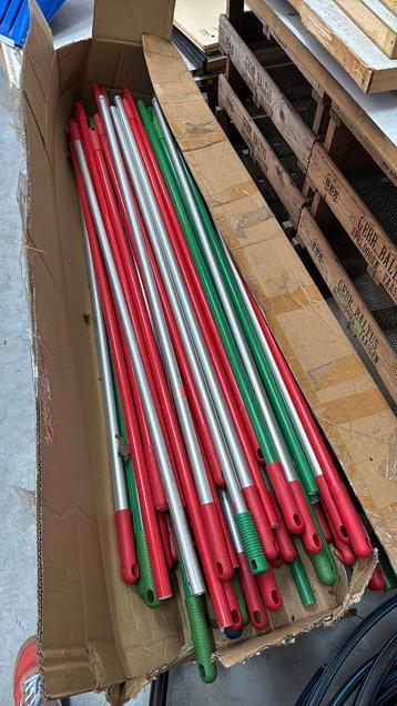 Partij stokken /stelen aluminium en glasfiber 140cm beschikbaar voor biedingen