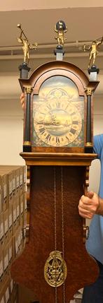 Klok van wortelnoten hout izgst, Antiek en Kunst, Antiek | Klokken, Ophalen