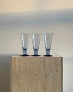 V-vormige glazen met blauw voetje • Set van 3, Ophalen of Verzenden, Gebruikt, Overige typen