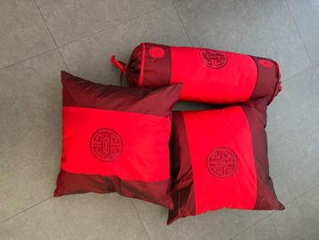Kussens voor een oosterse praktijk of yogastudio beschikbaar voor biedingen