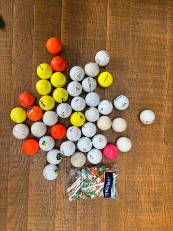 43 golfballen diverse merken + bijna 100 tees beschikbaar voor biedingen