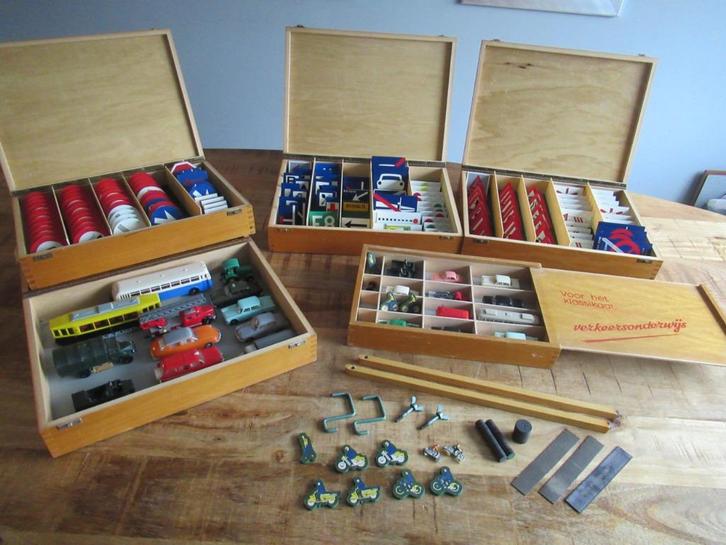 5 Verkeersonderwijs kisten verkeersborden en veel voertuigen, Antiek en Kunst, Antiek | Speelgoed, Ophalen of Verzenden