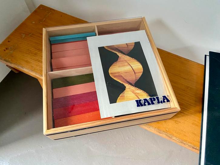 Kapla Set van 100 Gekleurde Plankjes, Kinderen en Baby's, Speelgoed | Bouwstenen, Zo goed als nieuw, Overige merken, Ophalen of Verzenden