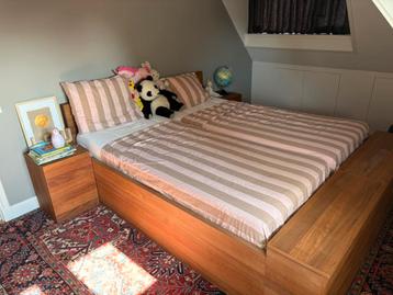 Tweepersoons houten bed