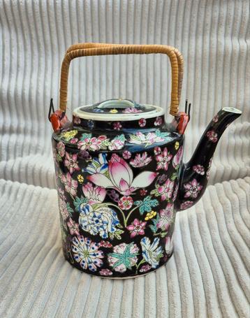 Famille Noir Jingdezhen Mille fleur grote theepot. beschikbaar voor biedingen
