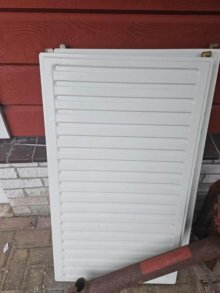 Radiator - Gebruikt  2x, Doe-het-zelf en Verbouw, Verwarming en Radiatoren, Gebruikt, Radiator, 200 tot 500 watt, 30 tot 80 cm