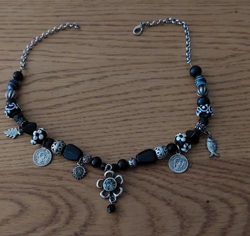 Leuke ketting met diverse bedeltjes, Sieraden, Tassen en Uiterlijk, Kettingen, Gebruikt, Overige materialen, Zwart, Met hanger