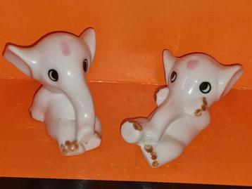 Leuke set olifanten. Met roze stip op het voorhoofd. beschikbaar voor biedingen