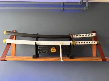 Samurai zwaarden met houder (zie tekst) beschikbaar voor biedingen