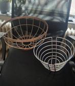2 Metalen fruitschalen voor €1,00, Overige materialen, Gebruikt, Schaal, Rond