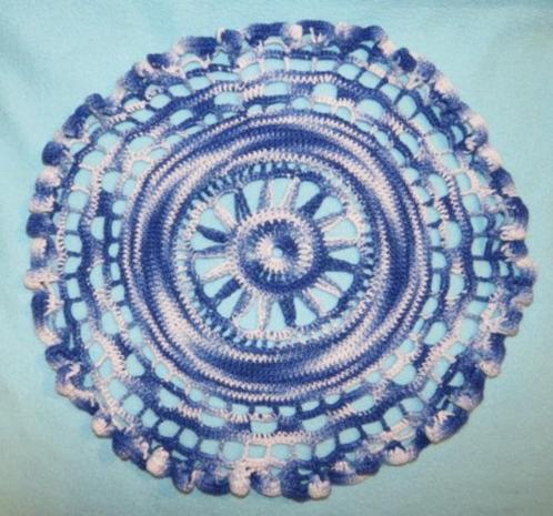 Vintage handgehaakt kleedje doily blauw gemeleerd 38 cm, Antiek en Kunst, Curiosa en Brocante, Ophalen of Verzenden