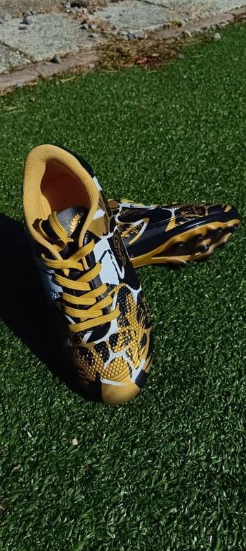 Voetbal schoenen maat 33 beschikbaar voor biedingen