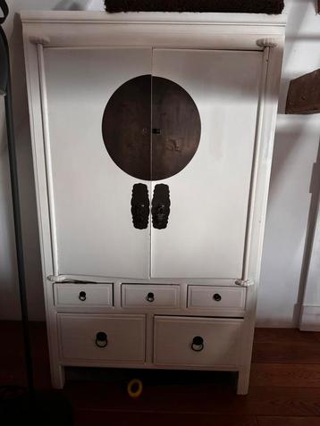 Kast wit beschikbaar voor biedingen