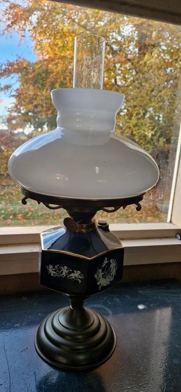 Antieke olielamp met engelenmotief beschikbaar voor biedingen