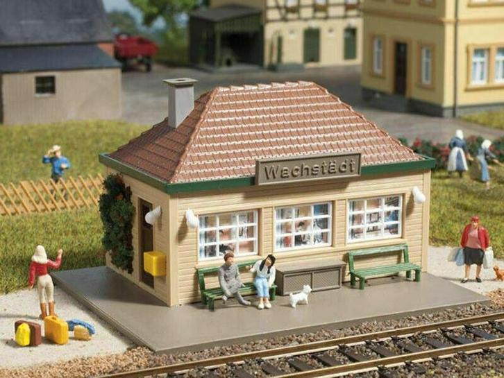 Haltepunkt Wachstädt - Auhagen 99052 met Ikarus 311 bus, Hobby en Vrije tijd, Modeltreinen | H0, Nieuw, Brug, Tunnel of Gebouw